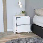 Conçue à la fois pour le style et la fonction, cette table de chevet Luss à 2 tiroirs est une table de chevet compacte qui vous aide à organiser votre espace.