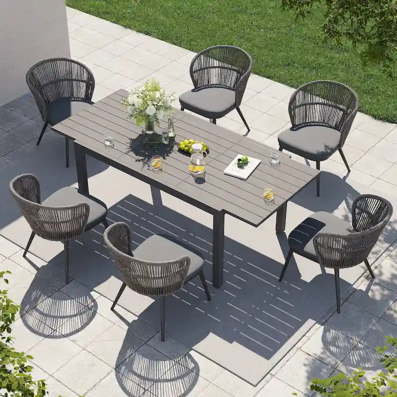 Chaises et table extensible pour salle à manger d'extérieur
