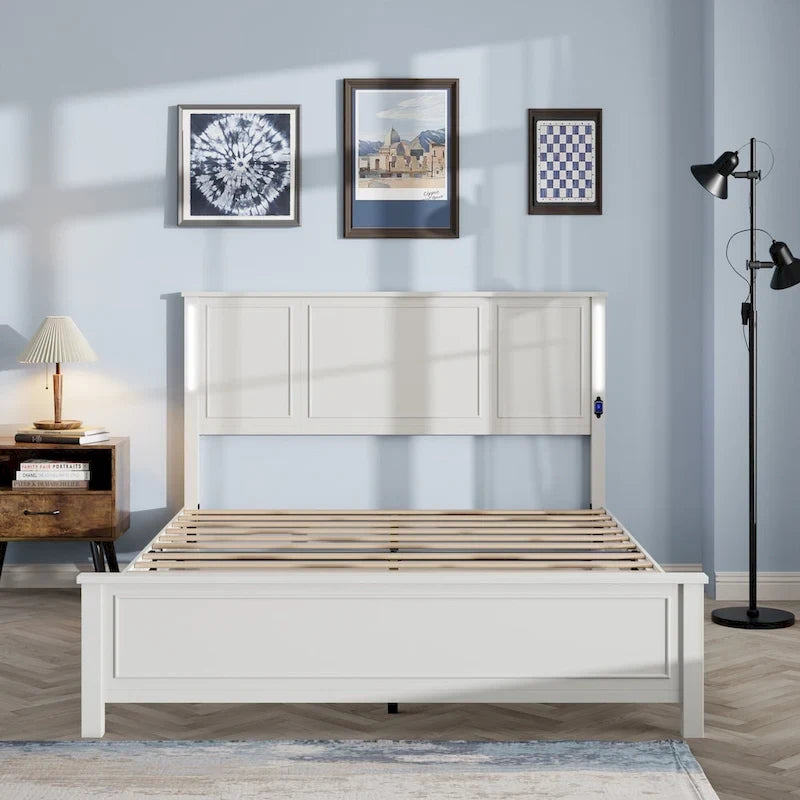 Lit plateforme Queen Size avec tête de lit en bois et chargeur