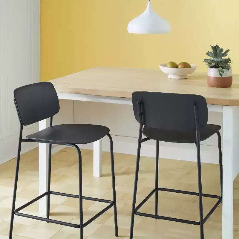 Lot de 2 tabourets de bar à hauteur de comptoir en plastique moulé de 24 po avec base en métal et repose-pieds noirs - Room EssentialsMC
