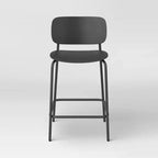 Lot de 2 tabourets de bar à hauteur de comptoir en plastique moulé de 24 po avec base en métal et repose-pieds noirs - Room EssentialsMC