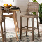 bali & pari Tabouret de bar Magy en rotin et bois d'acajou gris Kubu/taupe rustique