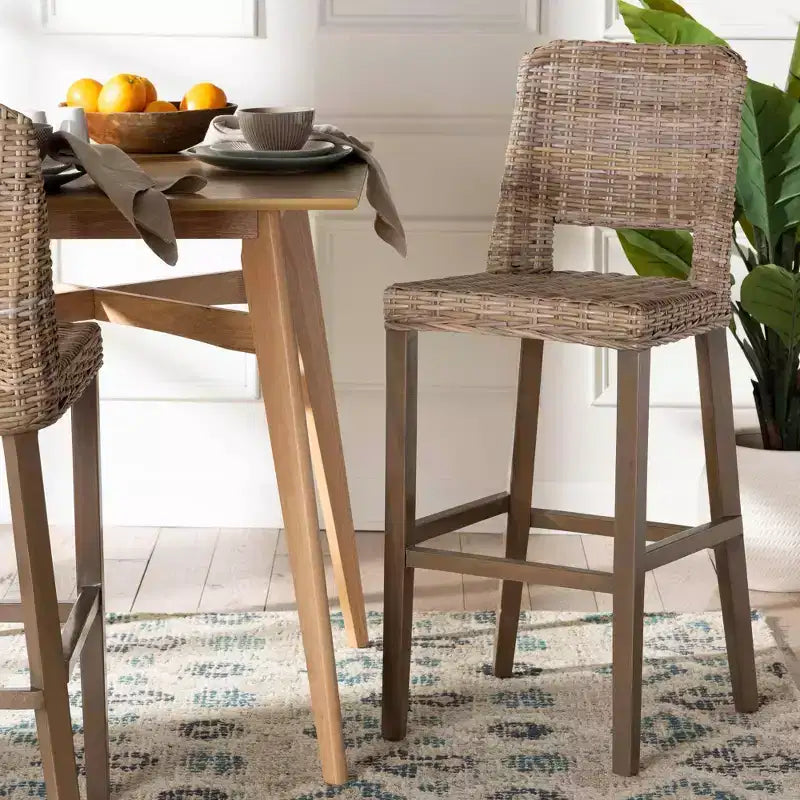 bali & pari Tabouret de bar Magy en rotin et bois d'acajou gris Kubu/taupe rustique