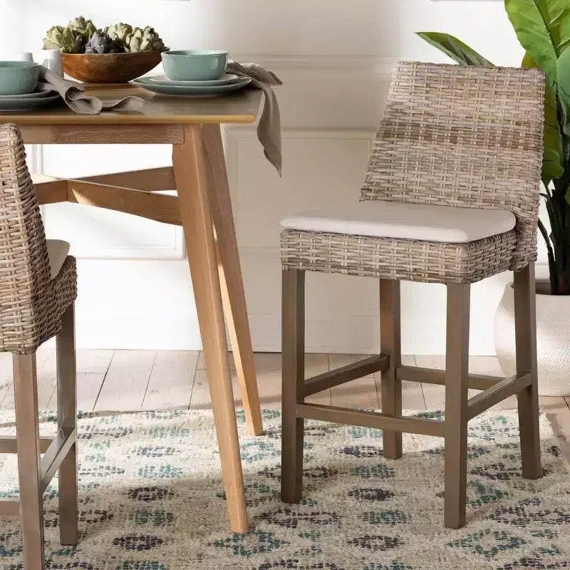 bali & pari Tabouret de bar Toby en rotin et bois d'acajou, hauteur comptoir, gris Kubu/taupe rustique