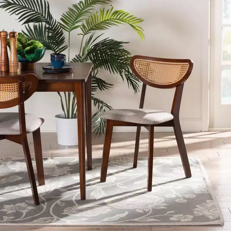 Baxton Studio Lot de 2 chaises de salle à manger Dannell en tissu et bois Gris/Noyer/Marron clair : Milieu de siècle, Détails en rotin, Coussin en mousse