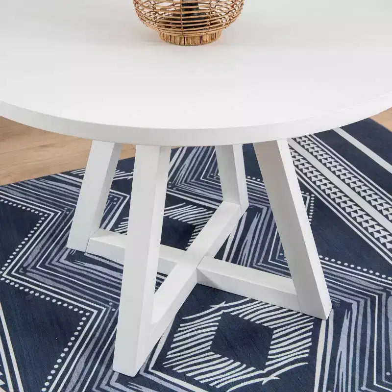 Table de salle à manger ronde en bois massif Shelby Powell, blanche : 4 places, piètement en colonne laqué, 112 cm de largeur