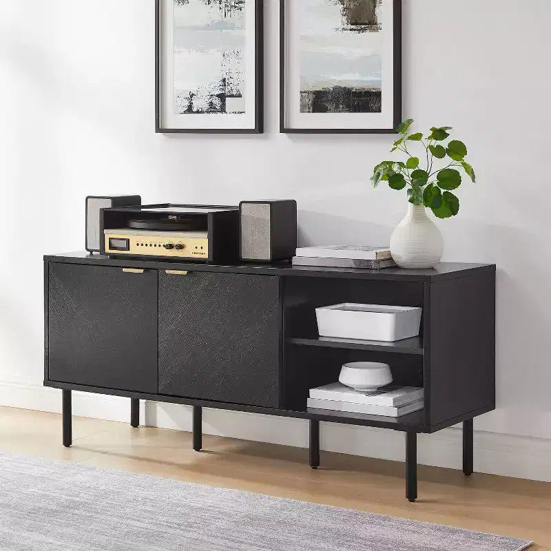 Bahut de rangement pour disques Brody de 54 po de Crosley, noir : grain de bois de chêne, poignées en laiton, gestion des câbles