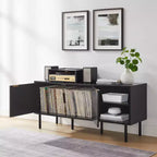 Bahut de rangement pour disques Brody de 54 po de Crosley, noir : grain de bois de chêne, poignées en laiton, gestion des câbles