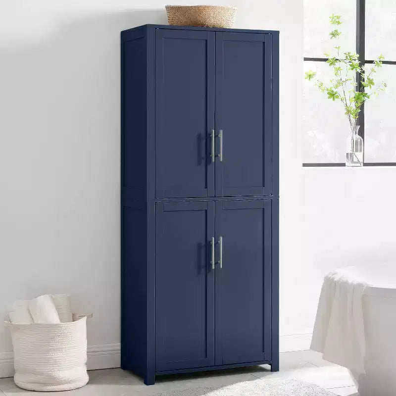 Crosley 67" Savannah Tall Kitchen Storage Pantry Navy : Design traditionnel de ferme, placage de bois, cadre en MDF, 3 étagères réglables