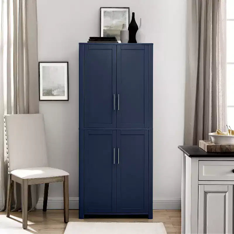 Crosley 67" Savannah Tall Kitchen Storage Pantry Navy : Design traditionnel de ferme, placage de bois, cadre en MDF, 3 étagères réglables