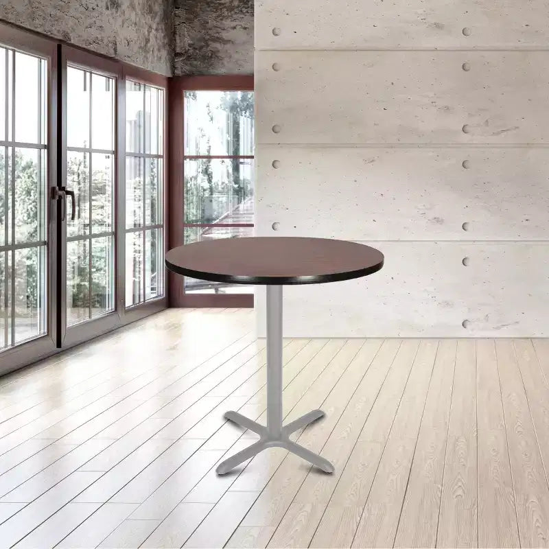 Table à manger ronde 91 cm Hampden Furnishings, collection Bennet, avec piètement en X, gris/acajou