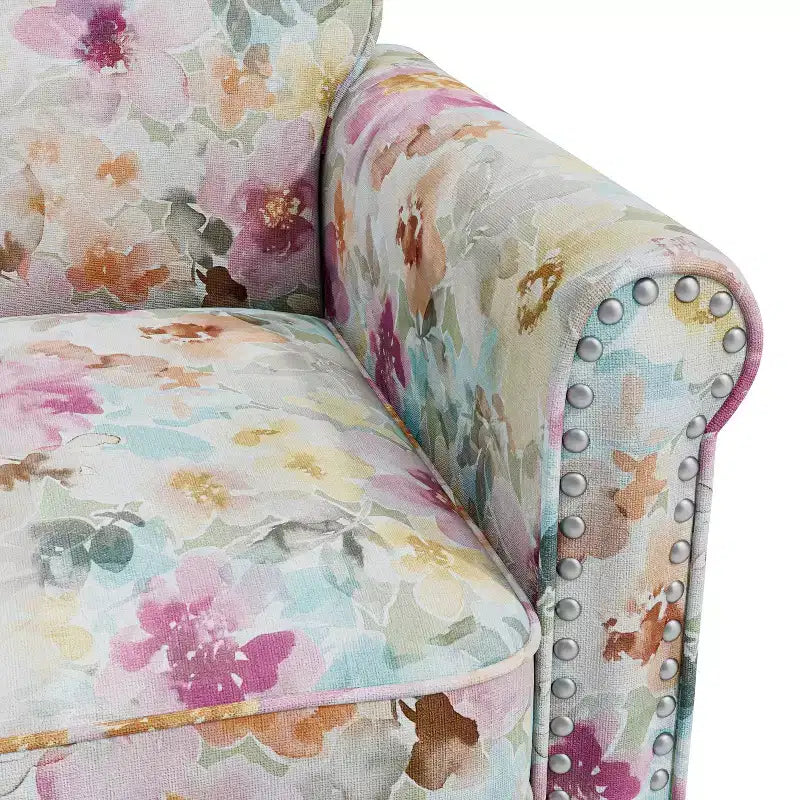 Fauteuil d'appoint traditionnel à accoudoirs roulés Janet de Handy Living avec clous décoratifs couleur étain, motif floral rose