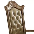 Fauteuil d'appoint Vendome 27" en cuir synthétique de couleur os/finition patine or - Acme Furniture : Fauteuil de luxe capitonné avec accoudoirs, bordure cloutée