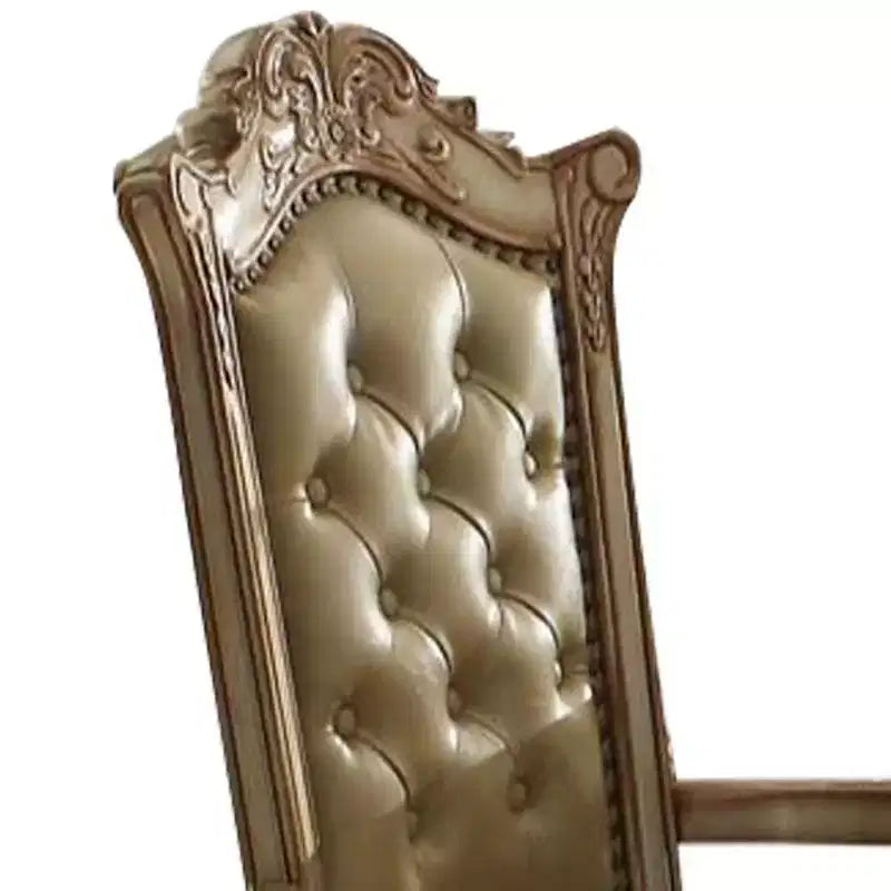 Fauteuil d'appoint Vendome 27" en cuir synthétique de couleur os/finition patine or - Acme Furniture : Fauteuil de luxe capitonné avec accoudoirs, bordure cloutée