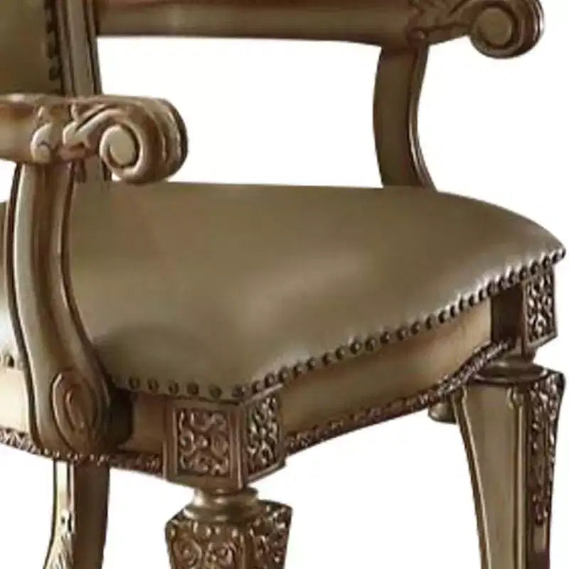 Fauteuil d'appoint Vendome 27" en cuir synthétique de couleur os/finition patine or - Acme Furniture : Fauteuil de luxe capitonné avec accoudoirs, bordure cloutée