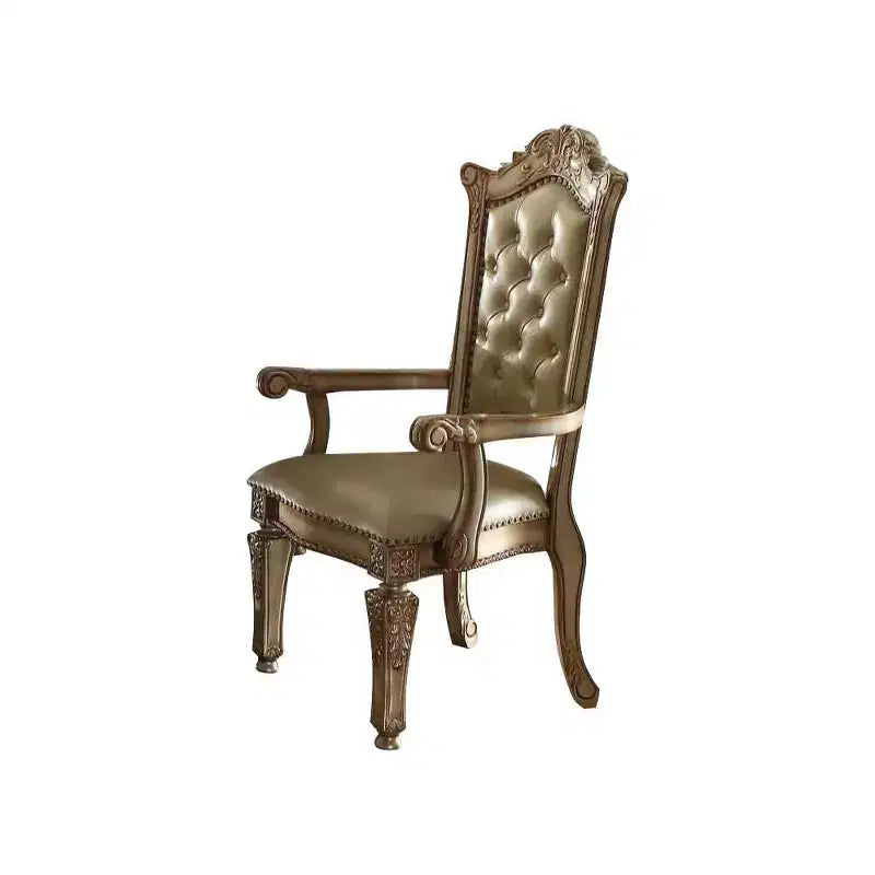 Fauteuil d'appoint Vendome 27" en cuir synthétique de couleur os/finition patine or - Acme Furniture : Fauteuil de luxe capitonné avec accoudoirs, bordure cloutée