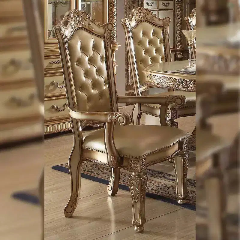 Fauteuil d'appoint Vendome 27" en cuir synthétique de couleur os/finition patine or - Acme Furniture : Fauteuil de luxe capitonné avec accoudoirs, bordure cloutée