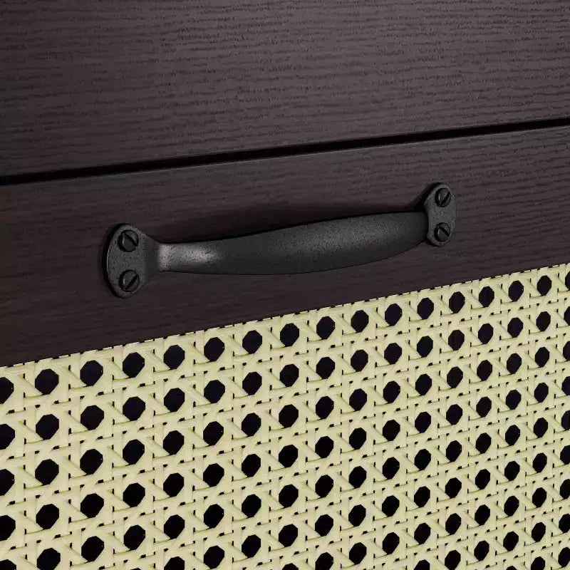 Commode 4 tiroirs en faux rotin tissé Summertree Espresso – miBasics : style bohème, ambiance resort, design compact
