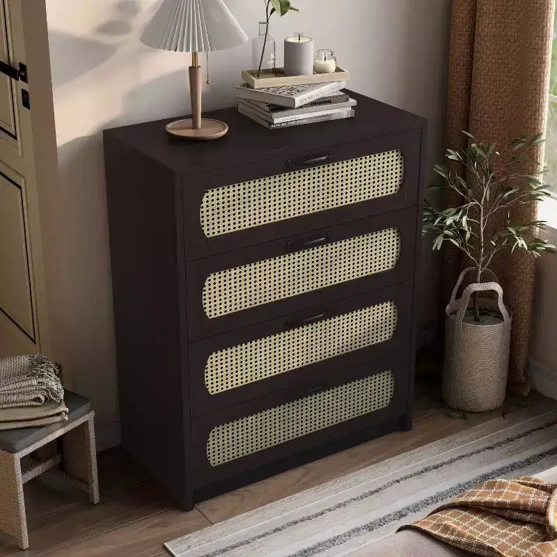 Commode 4 tiroirs en faux rotin tissé Summertree Espresso – miBasics : style bohème, ambiance resort, design compact