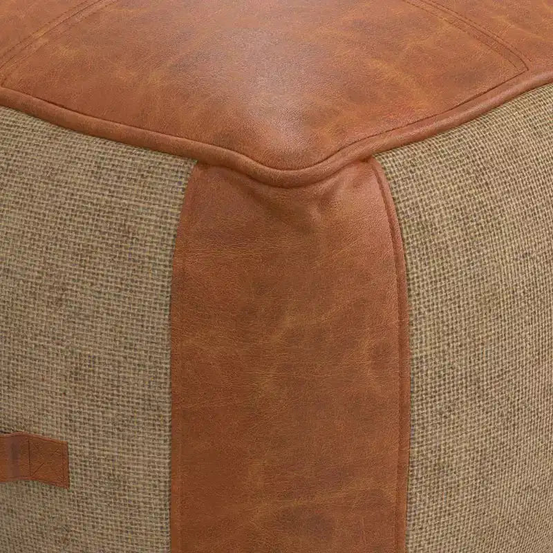Pouf Castlebridge Tan - WyndenHall : Ottoman carré contemporain, revêtement en cuir amovible, motif abstrait, capacité de 113 kg