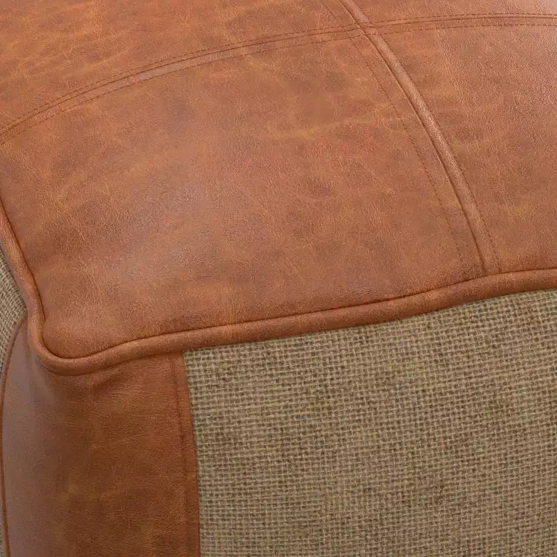 Pouf Castlebridge Tan - WyndenHall : Ottoman carré contemporain, revêtement en cuir amovible, motif abstrait, capacité de 113 kg