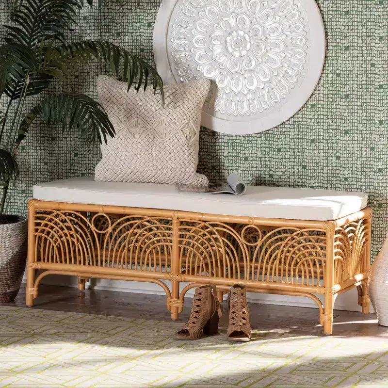 Banc en rotin Bali et Pari Materra blanc/miel clair : polyester rembourré, aucun assemblage requis, nettoyer les taches