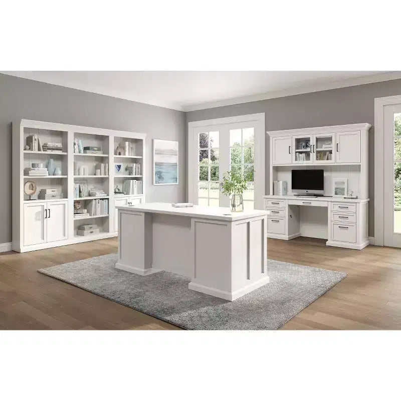 Bureau crédence en bois moderne : style exécutif, panneaux à rainures et perles, ports USB - Martin Furniture