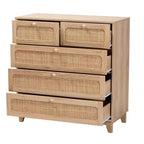 Commode de rangement Elsbeth en bois et rotin naturel à 5 tiroirs Chêne brun/brun naturel - Baxton Studio