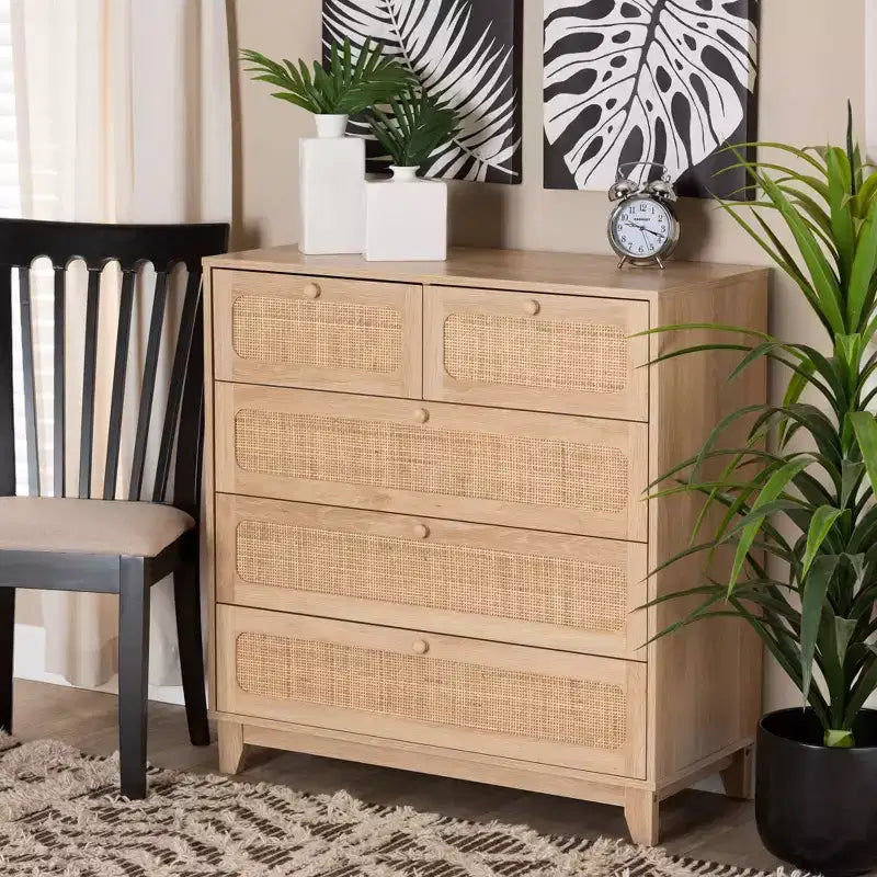 Commode de rangement Elsbeth en bois et rotin naturel à 5 tiroirs Chêne brun/brun naturel - Baxton Studio