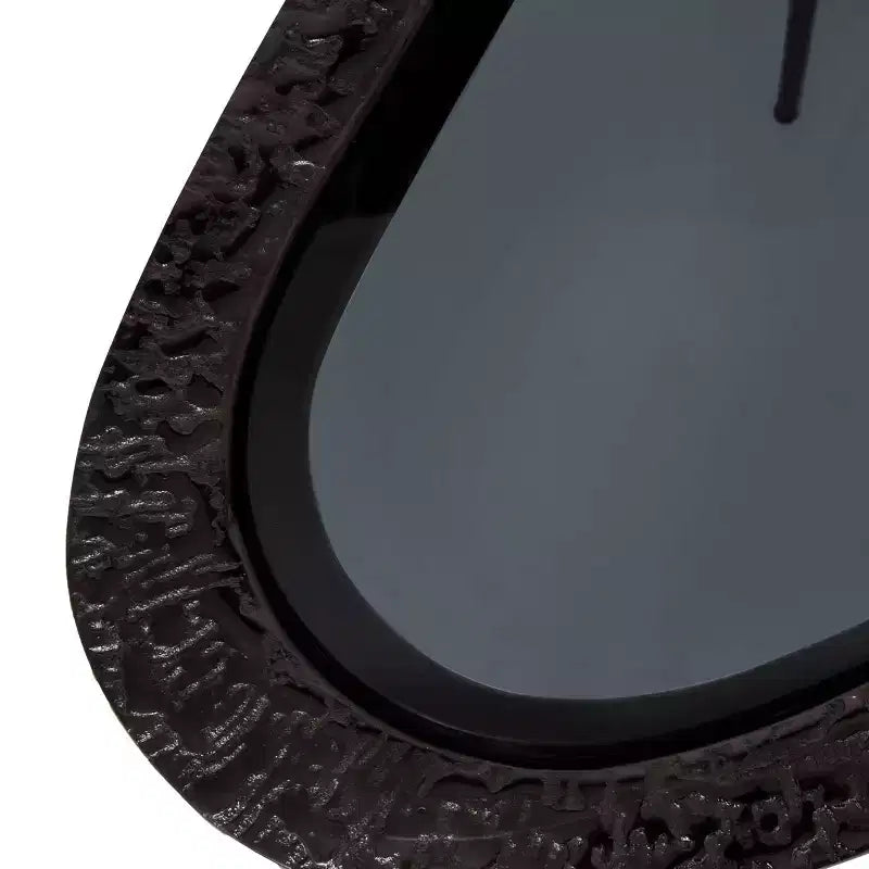 Olivia & May Table d'appoint ovale abstraite en aluminium avec plateau en verre teinté noir