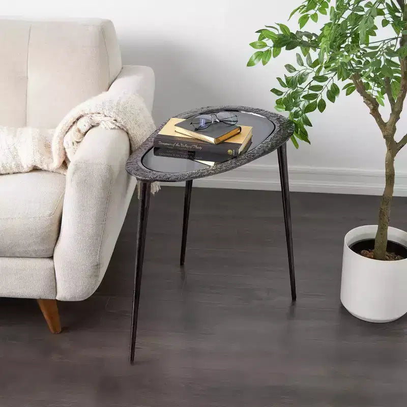 Olivia & May Table d'appoint ovale abstraite en aluminium avec plateau en verre teinté noir