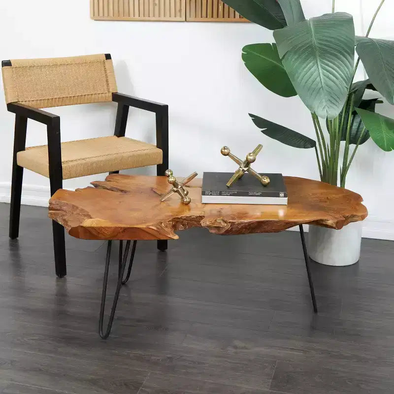 Table basse Olivia & May en bois de teck fait main avec bord naturel et pieds épingles en métal noir, marron