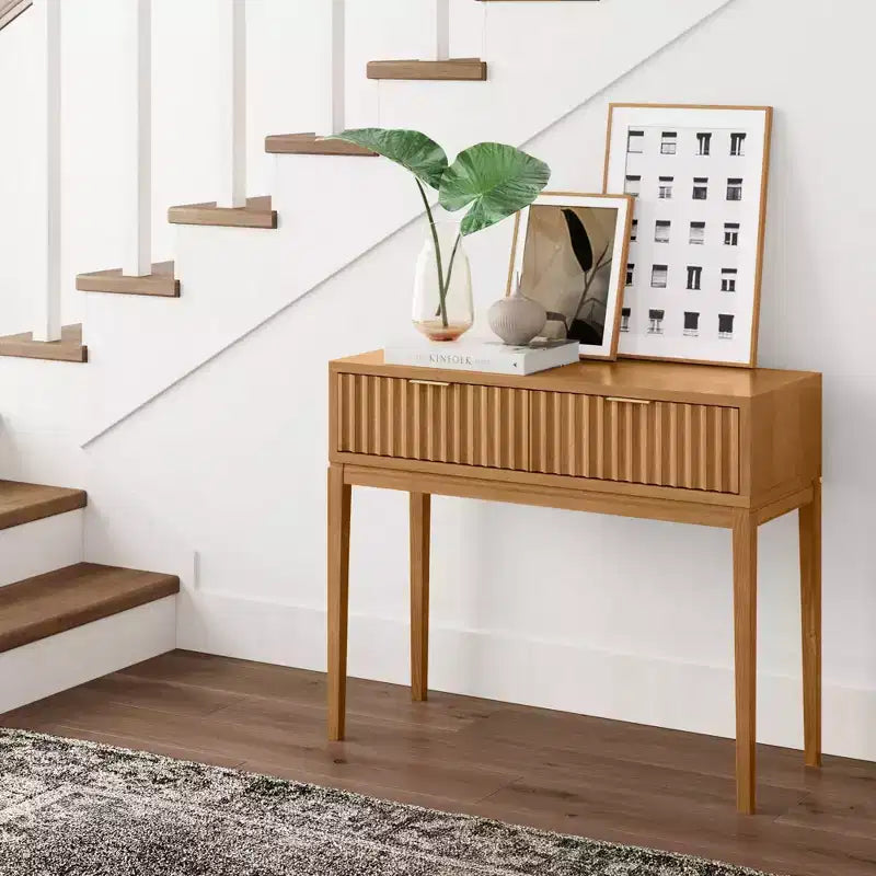 Table console en bois cannelé Nathan James Boho à 2 tiroirs : Pieds fuselés, poignées en laiton, style moderne du milieu du siècle