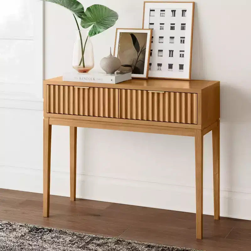 Table console en bois cannelé Nathan James Boho à 2 tiroirs : Pieds fuselés, poignées en laiton, style moderne du milieu du siècle