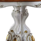 Table d'appoint Picardy 48" Perle Antique et Chêne Cerisier - Acme Furniture : Détails Sculptés, Forme Ronde