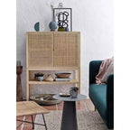 Storied Home Woven Meuble de rangement décoratif 119 cm de hauteur Naturel : Rotin et Pin, 2 portes avec étagère