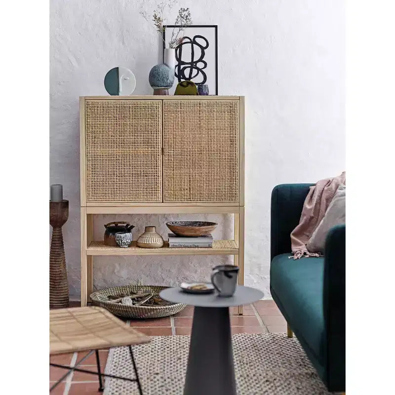 Storied Home Woven Meuble de rangement décoratif 119 cm de hauteur Naturel : Rotin et Pin, 2 portes avec étagère