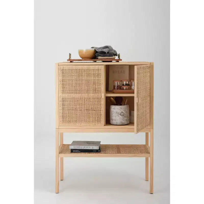Storied Home Woven Meuble de rangement décoratif 119 cm de hauteur Naturel : Rotin et Pin, 2 portes avec étagère
