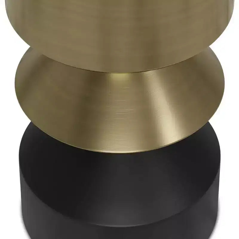 Table d'appoint Clover noire/laiton - WyndenHall : Cadre en fer moderne résistant aux rayures, forme ronde, 49,78 cm de hauteur, 35,56 cm de largeur