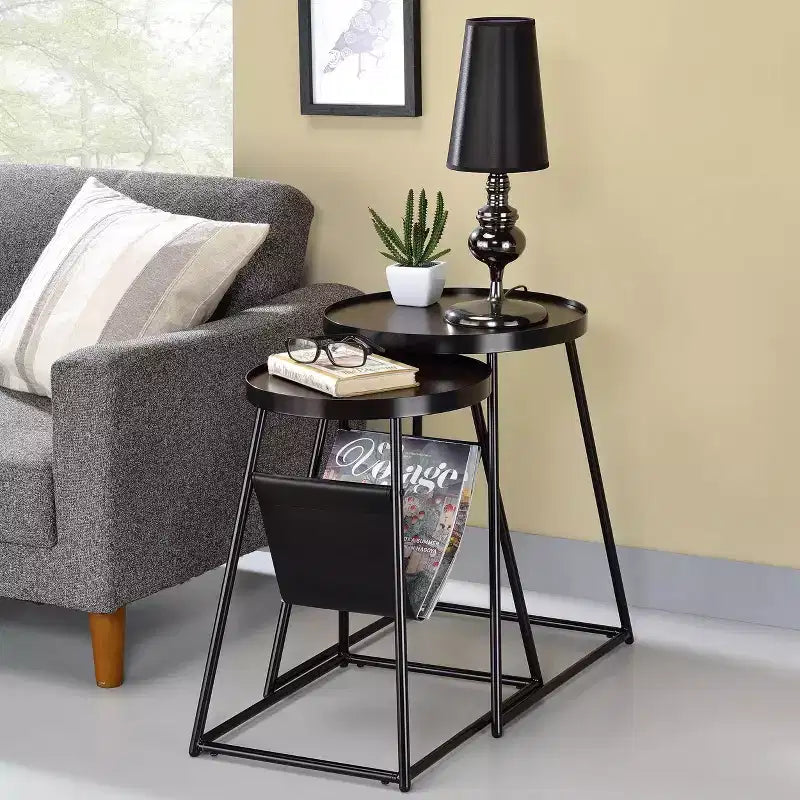 Table gigogne Quinlane 24/7 Shop At Home avec porte-revues Noyer/Noir mat : Cadre en acier moderne, Plateau rond en MDF