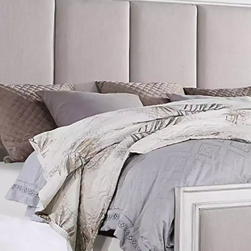 Lit Katia King Size 88" en lin gris clair, finition blanc vieilli gris rustique - Acme Furniture