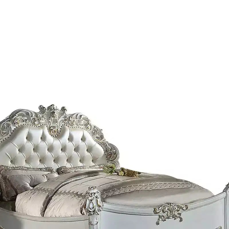 Lit King Size 94" Vendome en Cuir Synthétique et Finition Perle Antique - Acme Furniture : Détails Sculptés Luxueux
