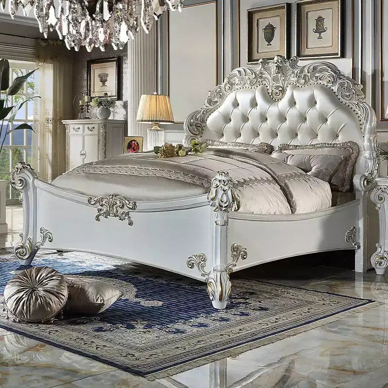 Lit King Size 94" Vendome en Cuir Synthétique et Finition Perle Antique - Acme Furniture : Détails Sculptés Luxueux