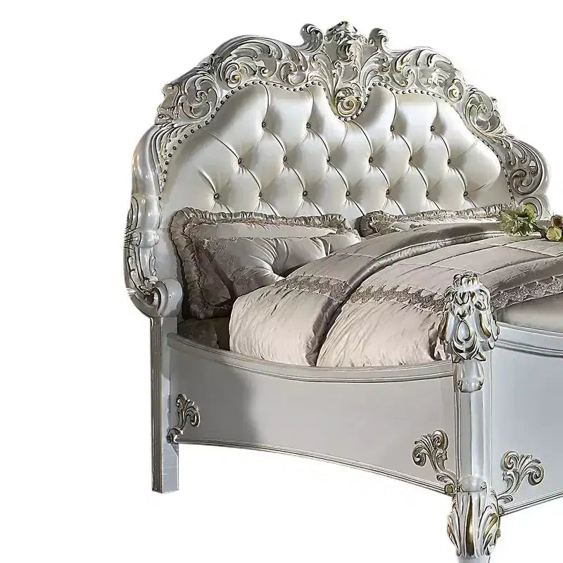 Lit King Size 94" Vendome en Cuir Synthétique et Finition Perle Antique - Acme Furniture : Détails Sculptés Luxueux
