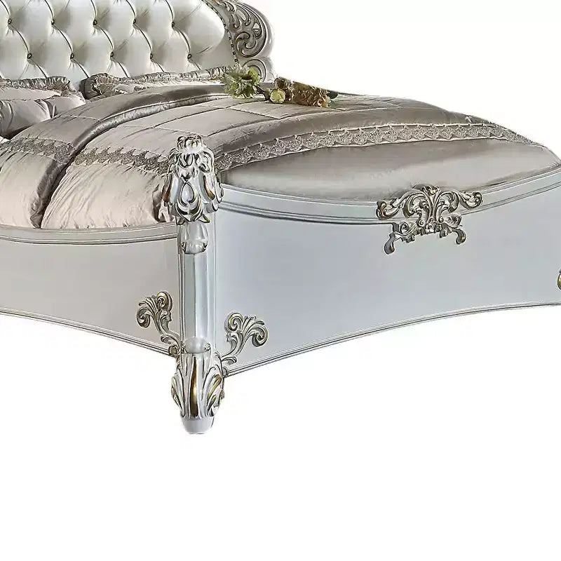 Lit King Size 94" Vendome en Cuir Synthétique et Finition Perle Antique - Acme Furniture : Détails Sculptés Luxueux