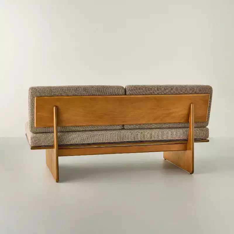 Banc mi-siècle rembourré en tissu texturé Mushroom Weave avec dossier - Hearth & Hand™ avec Magnolia
