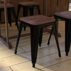 Flash Furniture Tabouret de bar sans dossier de 45,7 cm avec assise en bois, tabouret de salle à manger intérieur en métal empilable, de qualité commerciale – Lot de 4