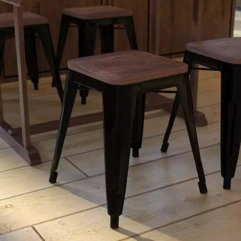 Flash Furniture Tabouret de bar sans dossier de 45,7 cm avec assise en bois, tabouret de salle à manger intérieur en métal empilable, de qualité commerciale – Lot de 4