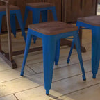 Flash Furniture Tabouret de bar sans dossier de 45,7 cm avec assise en bois, tabouret de salle à manger intérieur en métal empilable, de qualité commerciale – Lot de 4