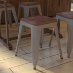 Flash Furniture Tabouret de bar sans dossier de 45,7 cm avec assise en bois, tabouret de salle à manger intérieur en métal empilable, de qualité commerciale – Lot de 4